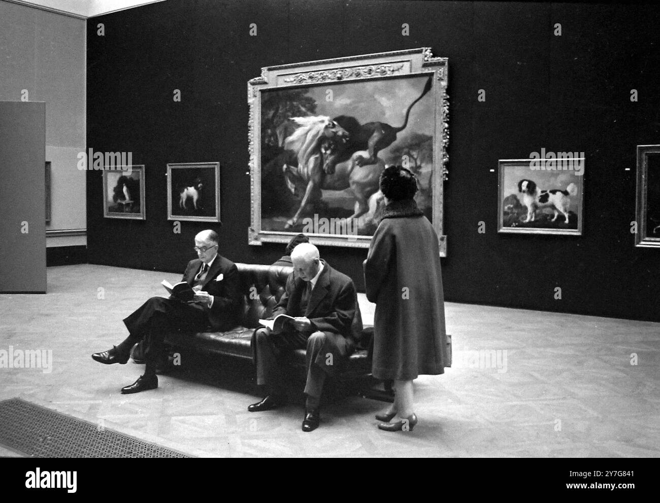 EXPOSITION D'ART EXPOSITION D'HIVER DE LA ROYAL ACADEMY VISITEURS À LONDRES ; 11 DÉCEMBRE 1964 Banque D'Images