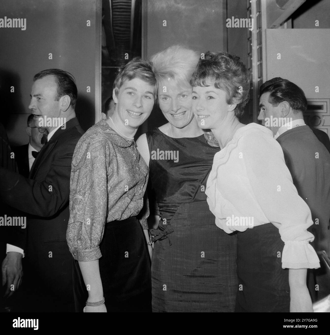 FANNY BLANKERS KOEN F B & RAND MARY AVEC ANN PACKER À LONDRES / ; 3 DÉCEMBRE 1964 Banque D'Images