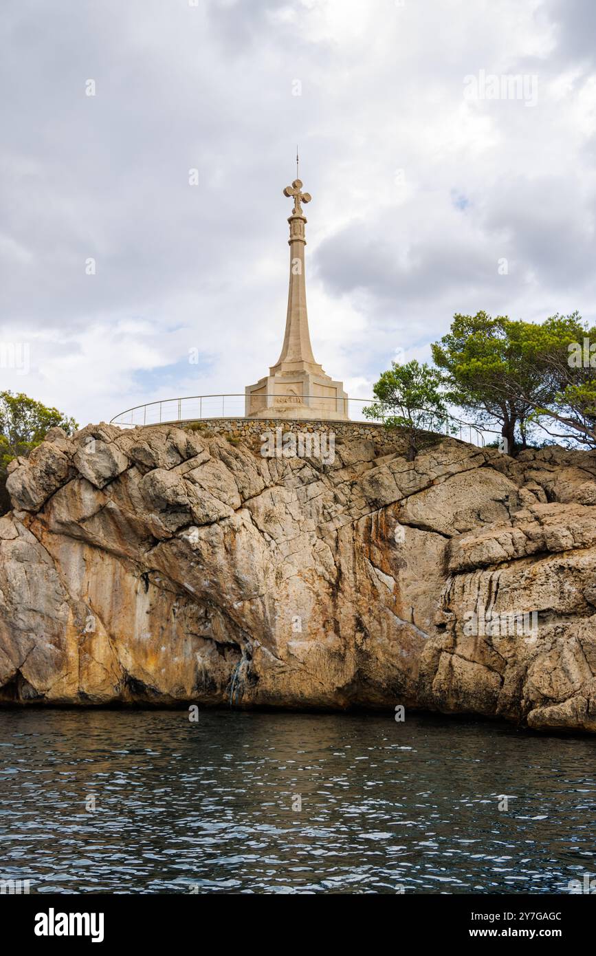 Cruz del Descubrimiento, Santa Ponsa Cross. Monument à Santa Ponsa, situé dans le sud-ouest de Majorque, dans la municipalité de Calvià, Espagne. Banque D'Images