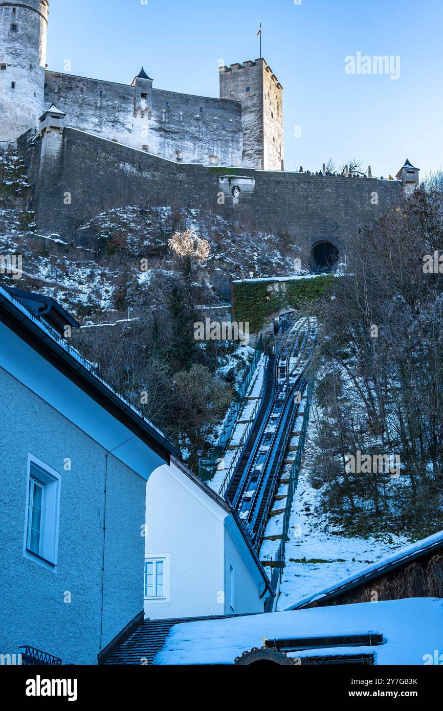 Rails de la forteresse chemin de fer avec Abtscher points et vue de la forteresse Hohensalzburg, Salzbourg, Autriche. Banque D'Images