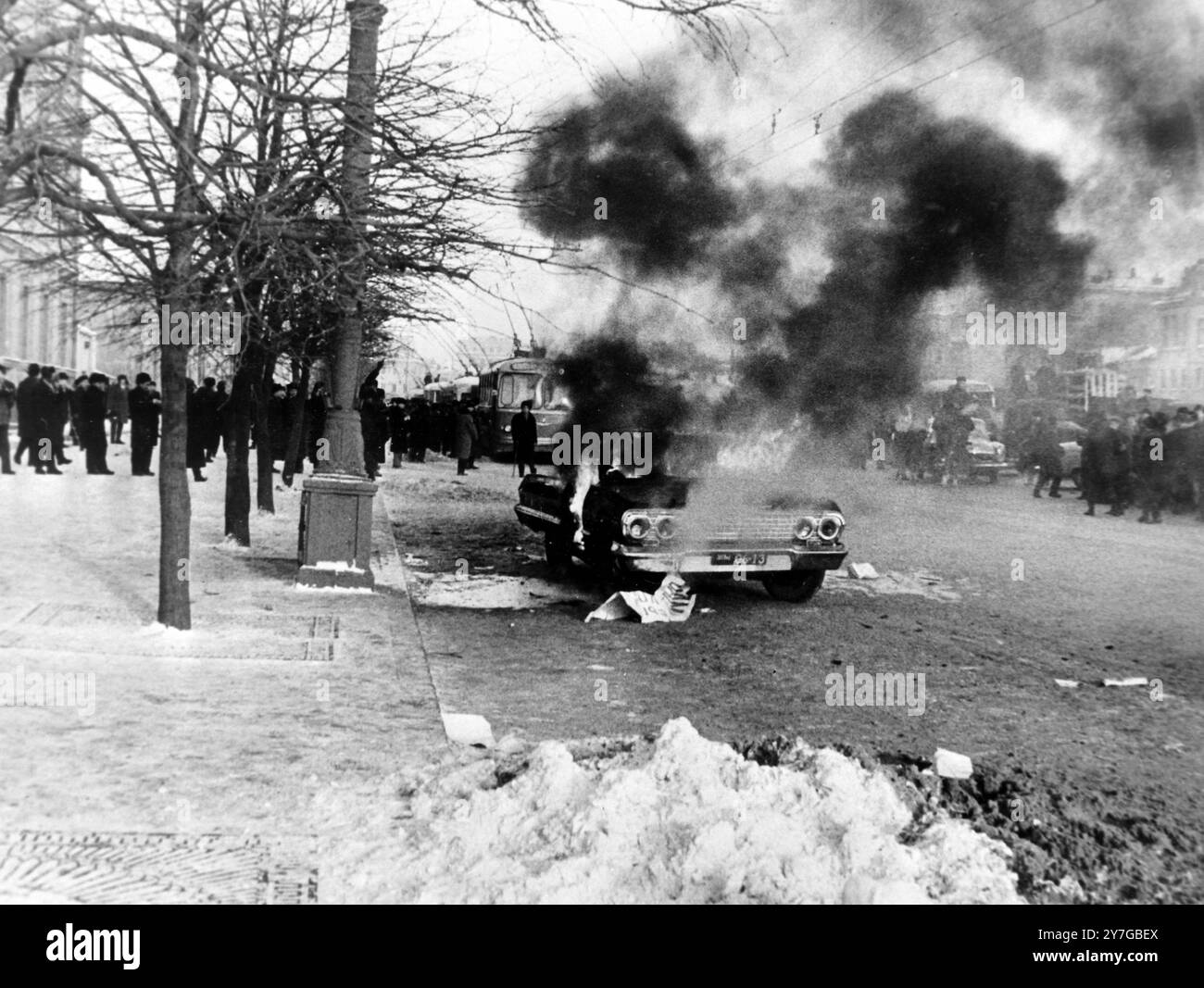 MANIFESTATION DEVANT L'AMBASSADE DES ÉTATS-UNIS À MOSCOU CONTRE L'INTERVENTION DES ÉTATS-UNIS ET DU BELGO AU CONGO ; 28 NOVEMBRE 1964 Banque D'Images