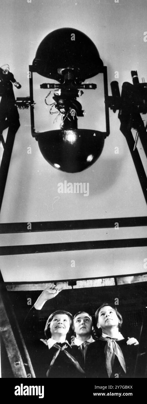 ASTRONOMY IRA LIDA OLYA NEWCOMERS ASTRONOMERS CLUB MOSCOU ; 27 NOVEMBRE 1964 Banque D'Images