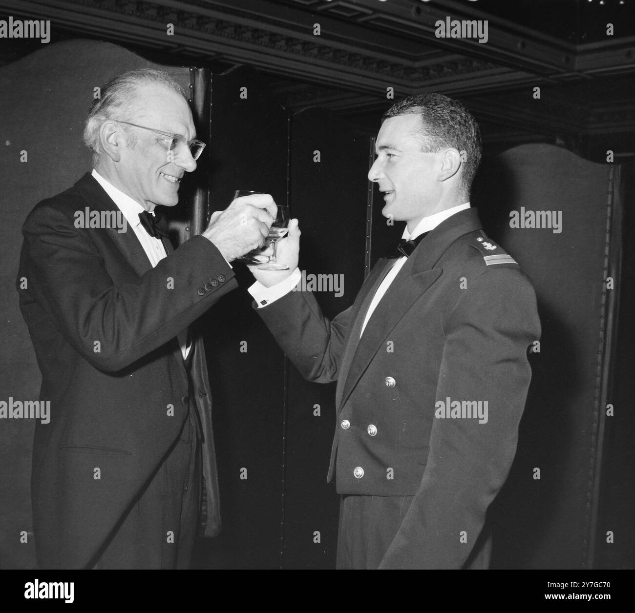 FRANCIS CHICHESTER AVEC ERIC TABARLY VAINQUEUR DE L'ATLANTIC RACE À LONDRES / ; 24 NOVEMBRE 1964 Banque D'Images