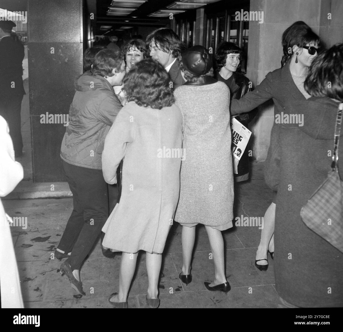 THE ROLLING STONE FANS À LONDRES ; 25 NOVEMBRE 1964 Banque D'Images