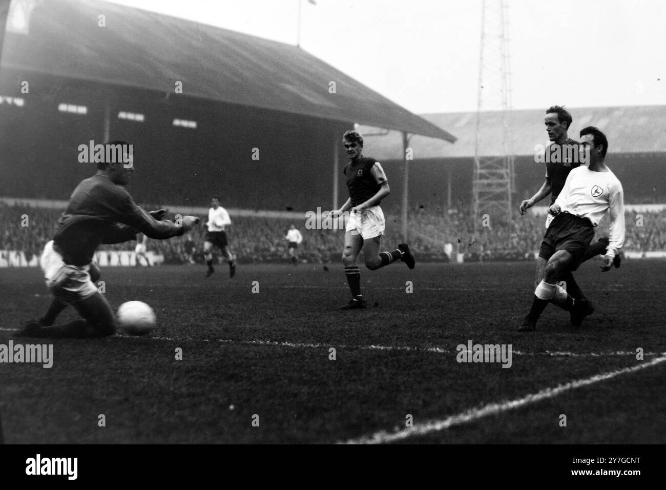 LE FOOTBALLEUR JIMMY GREAVES IN ACTION TOTTENHAM HOTSPUR SPURS V ASTON VILLA À LONDRES / ; 21 NOVEMBRE 1964 Banque D'Images