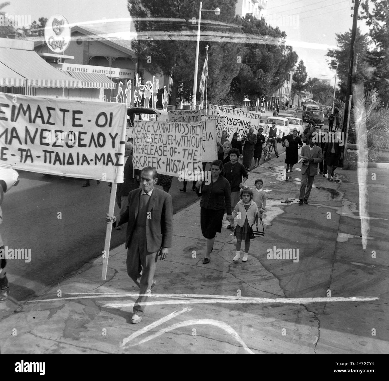 OTAGES DES FAMILLES DE CHYPRIOTES GRECS RETENUS EN OTAGE ORGANISENT UNE MARCHE À NICOSIE (CHYPRE) LE 21 NOVEMBRE 1964 Banque D'Images OTAGES DES FAMILLES DE CHYPRIOTES GRECS RETENUS EN OTAGE ORGANISENT UNE MARCHE À NICOSIE (CHYPRE) LE 21 NOVEMBRE 1964 Banque D'Images