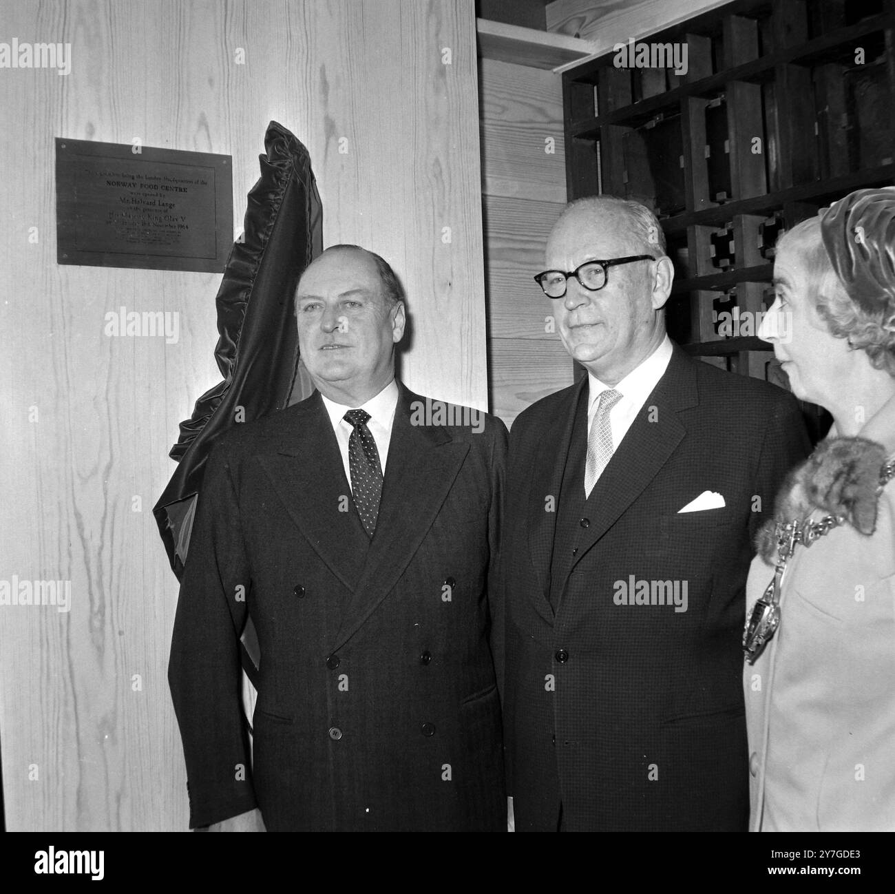 HALVARD LANGE OUVRE UN CENTRE ALIMENTAIRE NORVÉGIEN À LONDRES AVEC LE ROI OLAV DE NORVÈGE / ; 18 NOVEMBRE 1964 Banque D'Images