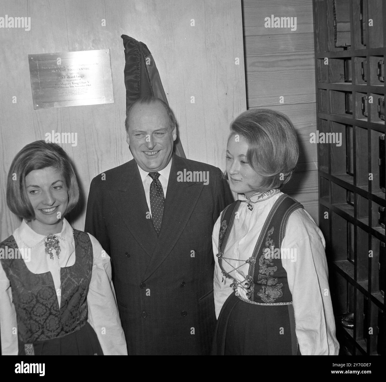 HALVARD LANGE OUVRE UN CENTRE ALIMENTAIRE NORVÉGIEN À LONDRES AVEC LE ROI OLAV DE NORVÈGE ET PEDERSON TOVE / ; 18 NOVEMBRE 1964 Banque D'Images