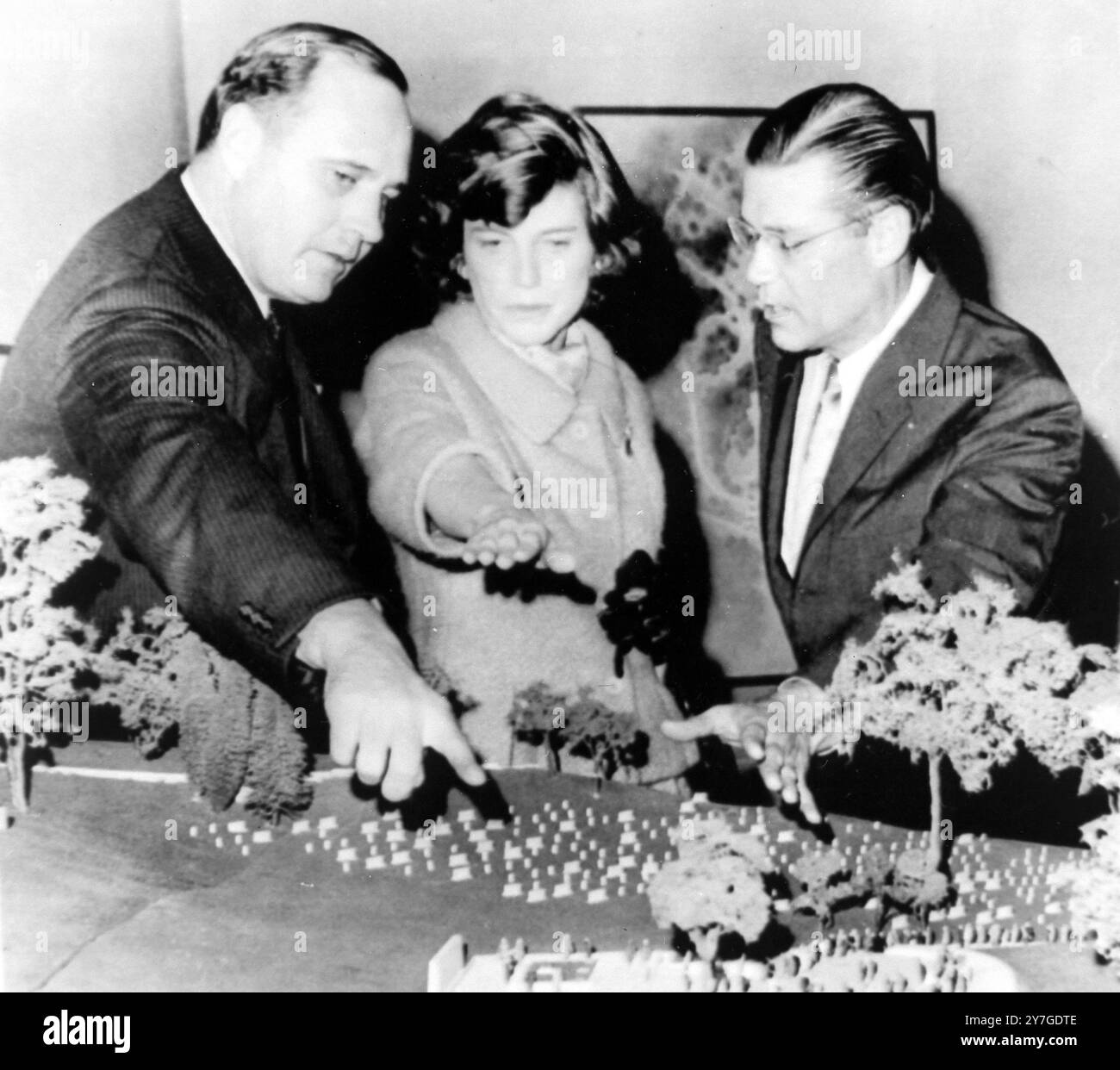 ROBERT MCNAMARA, JOHN WARNECKE ET SARGENT SHRIVER INSPECTENT LA TOMBE DU PRÉSIDENT KENNEDY À WASHINGTON / ; 16 NOVEMBRE 1964 Banque D'Images