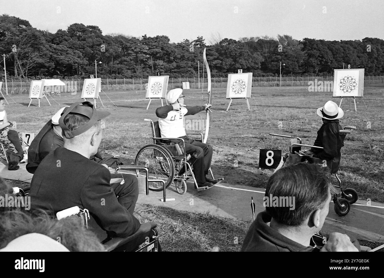 JEUX OLYMPIQUES PARAPLÉGIQUES INSTRUCTEUR BRITANNIQUE DE TIR À L'ARC HOLLICK AVEC HAYNE À TOKYO, JAPON JEUX PARALYMPIQUES ; 13 NOVEMBRE 1964 Banque D'Images