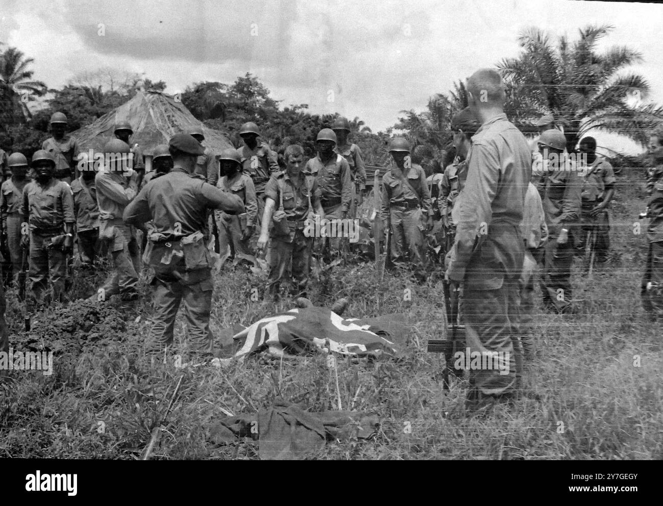 MERCENAIRES MERCENAIRES BLANCS REGARDENT LE CORPS D'UN MERCENAIRE SUD-AFRICAIN EN RÉPUBLIQUE DU CONGO ; 13 NOVEMBRE 1964 Banque D'Images