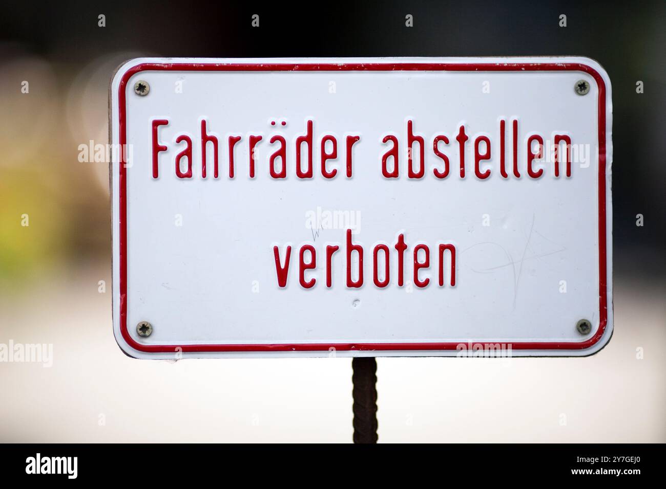 Un panneau à Berlin indique explicitement que le stationnement des vélos n'est pas autorisé, ce qui fait respecter les règles et réglementations locales concernant l'utilisation des vélos. Banque D'Images