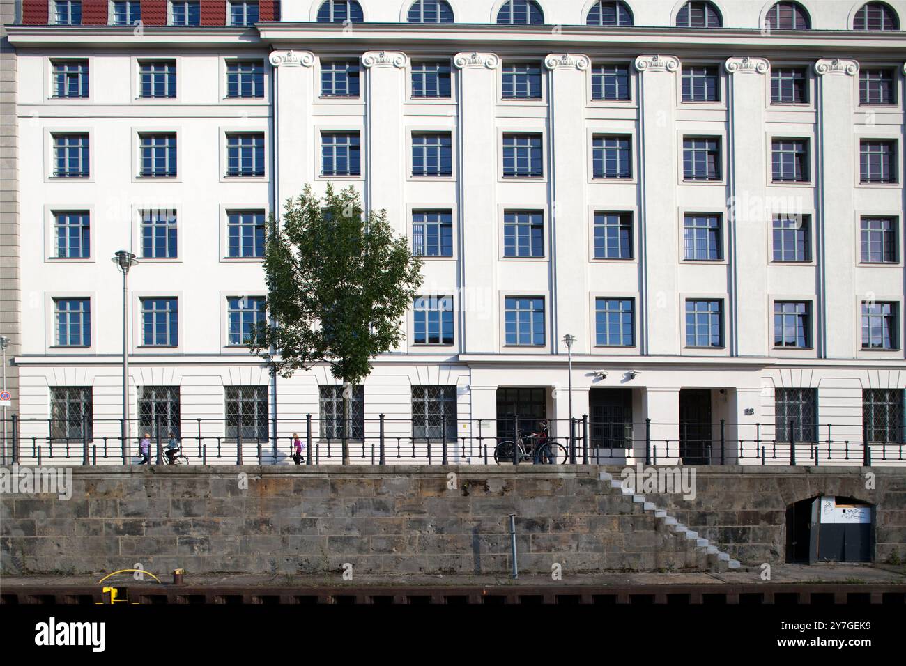 Les immeubles d'appartements bordent la rivière Spree à Berlin, mettant en valeur l'architecture moderne près de la rue Reichstagufer pendant une journée ensoleillée. Banque D'Images