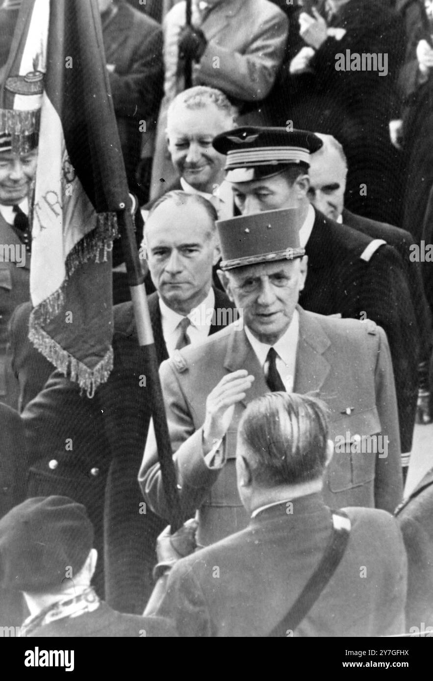 PIERRE MESSMER AVEC LE PRÉSIDENT FRANÇAIS CHARLES DE GAULLE LORS DU JOUR DE L'ARMISTICE À PARIS / ; 11 NOVEMBRE 1964 Banque D'Images