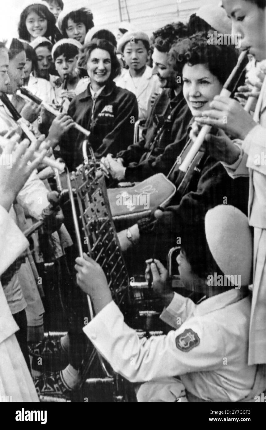 LES FILLES BRITANNIQUES SALLY HAYNES, DAPHNÉ LEGGE-WILLIS ET DIANE THOMPSON AUX JEUX PARALYMPIQUES PARAPLÉGIQUES DE TOKYO, JAPON / ; 6 NOVEMBRE 1964 Banque D'Images