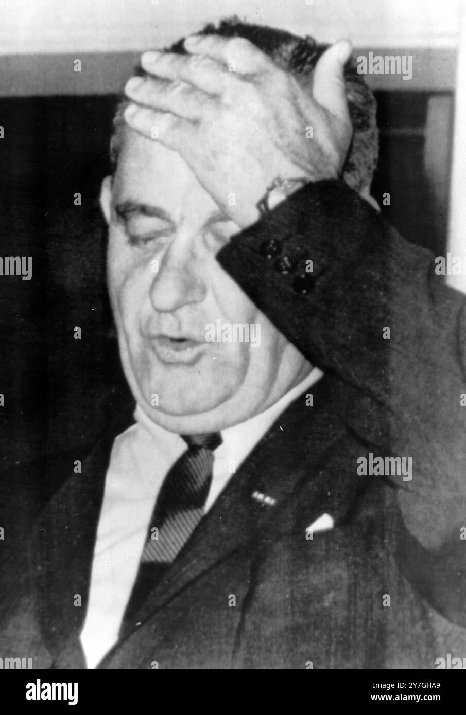 LE PRÉSIDENT AMÉRICAIN LYNDON B JOHNSON WIPES BROW IN AUSTIN, TEXAS / ; 4 NOVEMBRE 1964 Banque D'Images