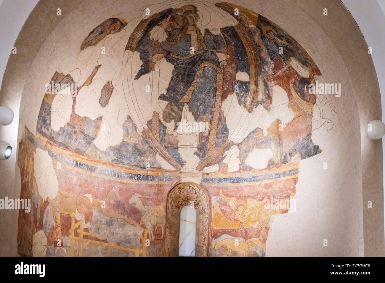 Peinture murale arrachée et transférée, fragment de l'abside de l'église de Sant Andreu de Pedrinya, XIIe siècle, Baix Empordá, musée d'art de Gérone, Espagne. Banque D'Images