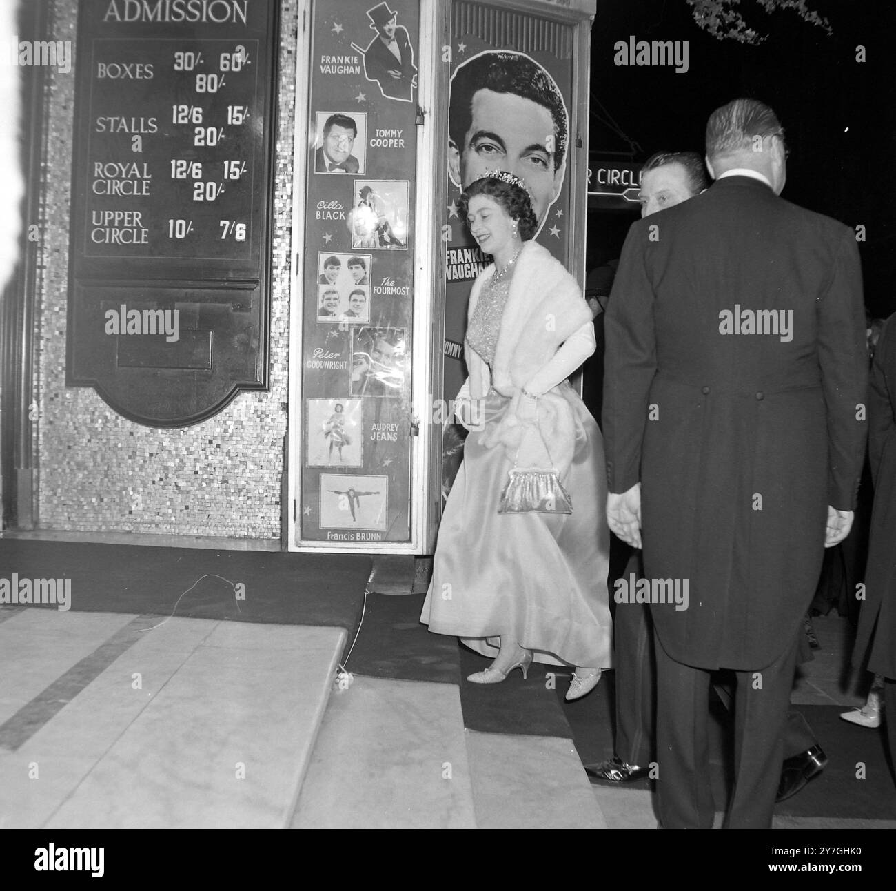 LA REINE ELIZABETH II ARRIVE AU SPECTACLE ROYAL VARIETY À LONDRES ; 2 NOVEMBRE 1964 Banque D'Images