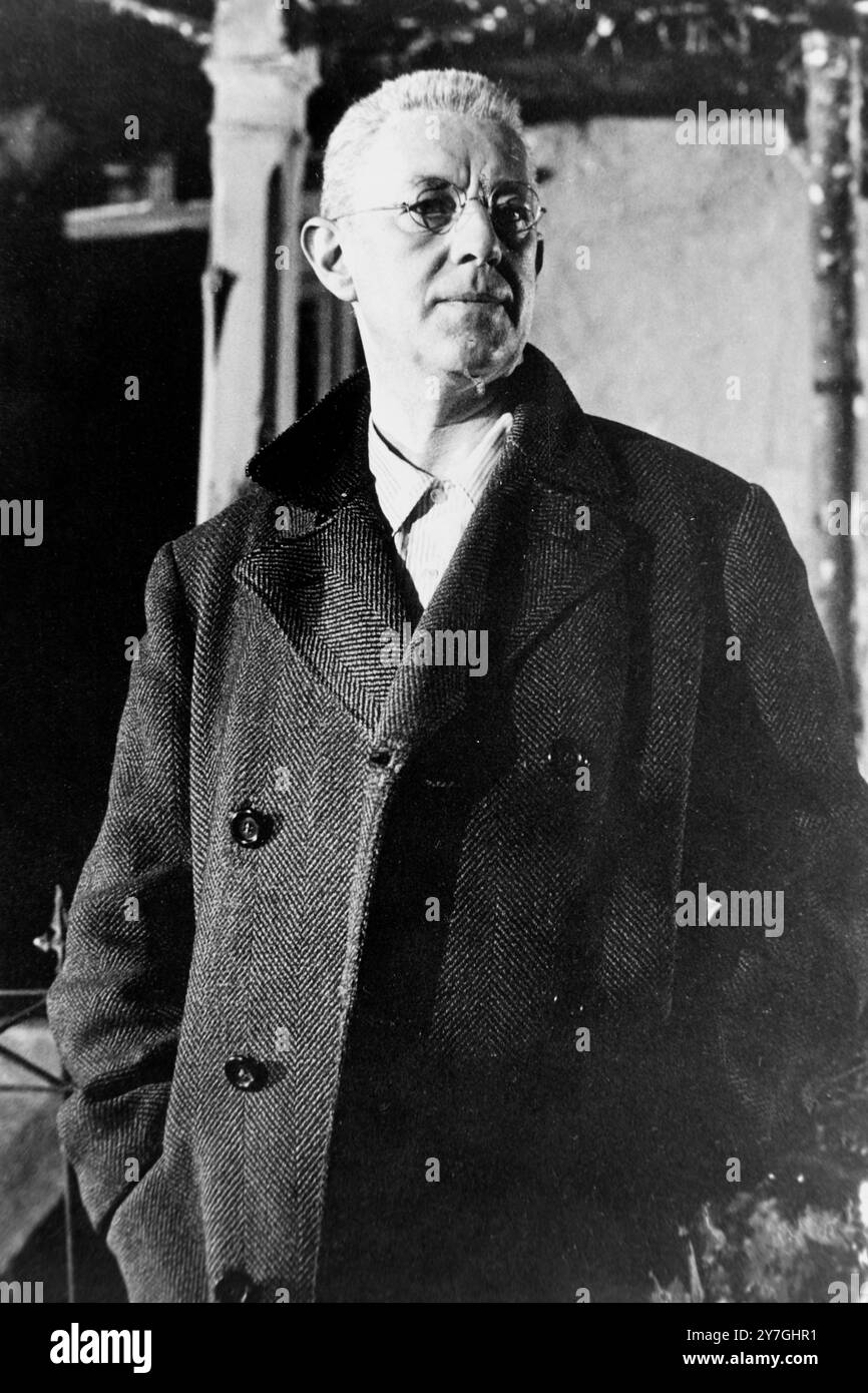 1 NOVEMBRE 1964 Sir Alec Guinness lors du tournage de son nouveau film "situation sans espoir ... mais pas grave" aux studios de cinéma Geiselgasteig à Munich, en Allemagne. Banque D'Images