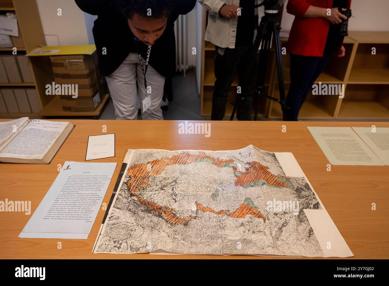 Le Ministère tchèque des Affaires étrangères a organisé une tournée pour les médias dans la salle d'archives et de recherche du Ministère des Affaires étrangères à l'occasion du 86e anniversaire de la signature de l'accord de Munich au palais Cerninsky, Prague, le 26 septembre 2024. Des documents et des matériaux des archives du ministère des Affaires étrangères sur la signature de l'Accord de Munich sur la cession des territoires frontaliers de la Tchécoslovaquie à l'Allemagne hitlérienne ont été présentés. Visite pour inclure une conférence historique et des informations sur le parallèle actuel à la guerre russe en Ukraine. (CTK photo/Ondrej Deml) Banque D'Images