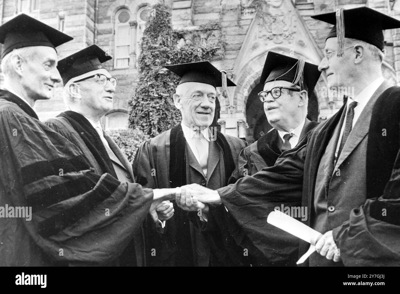 DIPLÔMES HONORIFIQUES DES LAURÉATS DU PRIX NOBEL DE WASHINGTON - DANIELE BOVET, CORNEILLE HEYMANS, DR DETLEV BRONK, BERNARDO HOUSSAY ET SIR HOWARD FLOREY / ; 30 OCTOBRE 1964 Banque D'Images