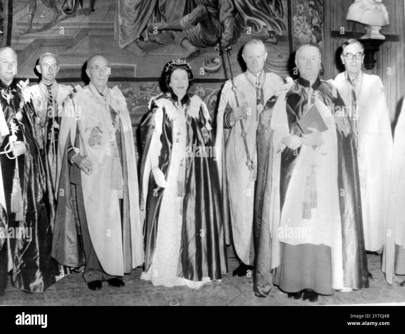 ERIC ABBOTT AVEC LA REINE ELIZABETH II AU 900E ANNIVERSAIRE DE L'ORDRE DE BAIN DE LONDRES ; 30 OCTOBRE 1964 la reine photographiée pour la première fois dans les robes de L'ordre est avec les officiers de L'ordre (de gauche à droite) le contre-amiral R. St V Sherbrooke , registrat et secrétaire , S.A.R. le duc de Gloucester le Grand Maître , le major général G. H. Colquhoun , le secrétaire adjoint , maréchal en chef de l'Air Sir James Robb , Bath King of Arms , SM la Reine , Air Marshal Sir Anthony Selway le gentilhomme huissier , le révérend Eric Abbott le doyen et Sir Anthony Wagner le généalogiste . Banque D'Images