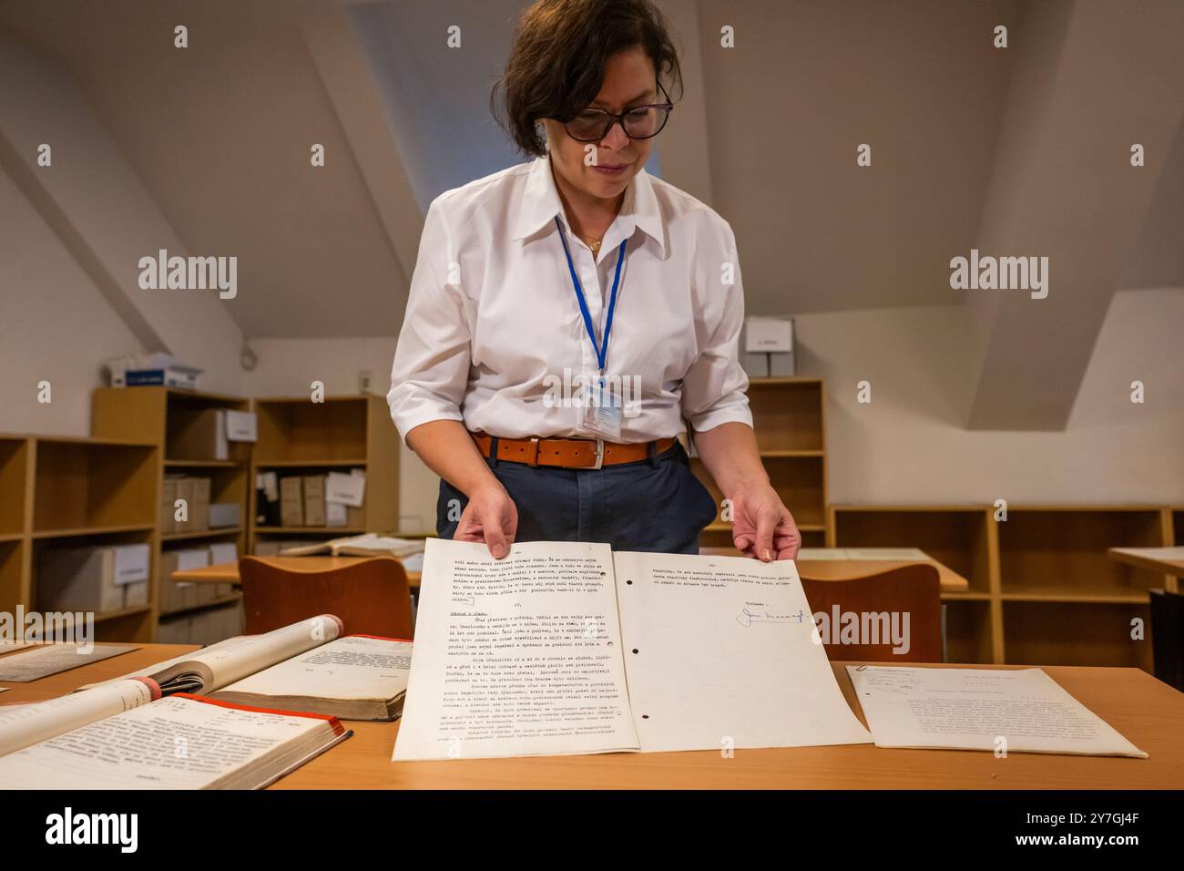 Le Ministère tchèque des Affaires étrangères a organisé une tournée pour les médias dans la salle d'archives et de recherche du Ministère des Affaires étrangères à l'occasion du 86e anniversaire de la signature de l'accord de Munich au palais Cerninsky, Prague, le 26 septembre 2024. Des documents et des matériaux des archives du ministère des Affaires étrangères sur la signature de l'Accord de Munich sur la cession des territoires frontaliers de la Tchécoslovaquie à l'Allemagne hitlérienne ont été présentés. Visite pour inclure une conférence historique et des informations sur le parallèle actuel à la guerre russe en Ukraine. (CTK photo/Ondrej Deml) Banque D'Images