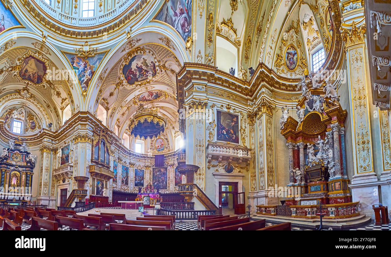 BERGAME, ITALIE - 7 AVRIL 2022 : Panorama de la salle de prière richement décorée du Duomo di Bergamo (cathédrale de Bergame) avec des motifs en relief dorés sur le mur Banque D'Images