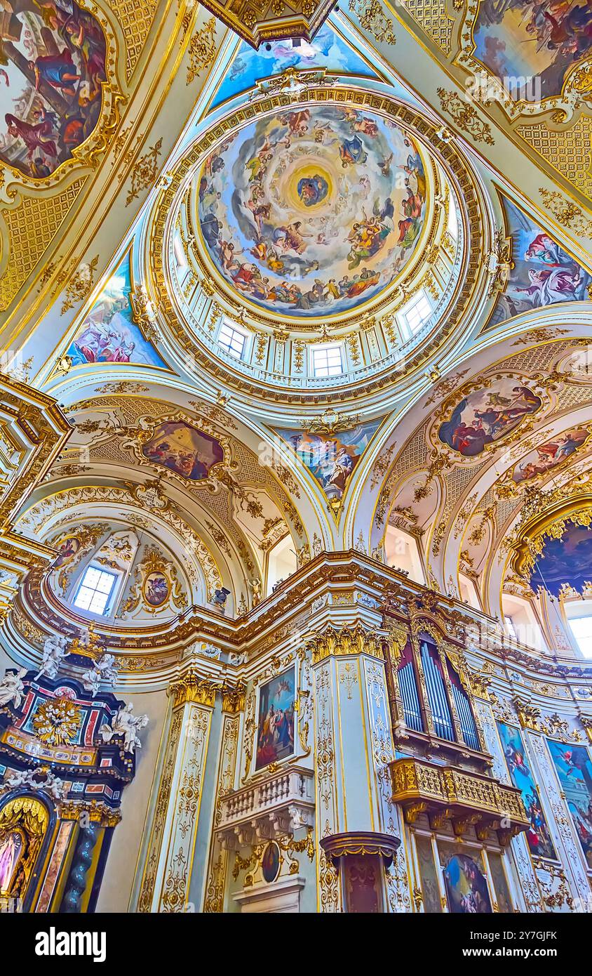 BERGAME, ITALIE - 7 AVRIL 2022 : le dôme intérieur orné de fresques de la cathédrale de Bergame et les motifs dorés complexes sur sa voûte, Bergame, Italie Banque D'Images