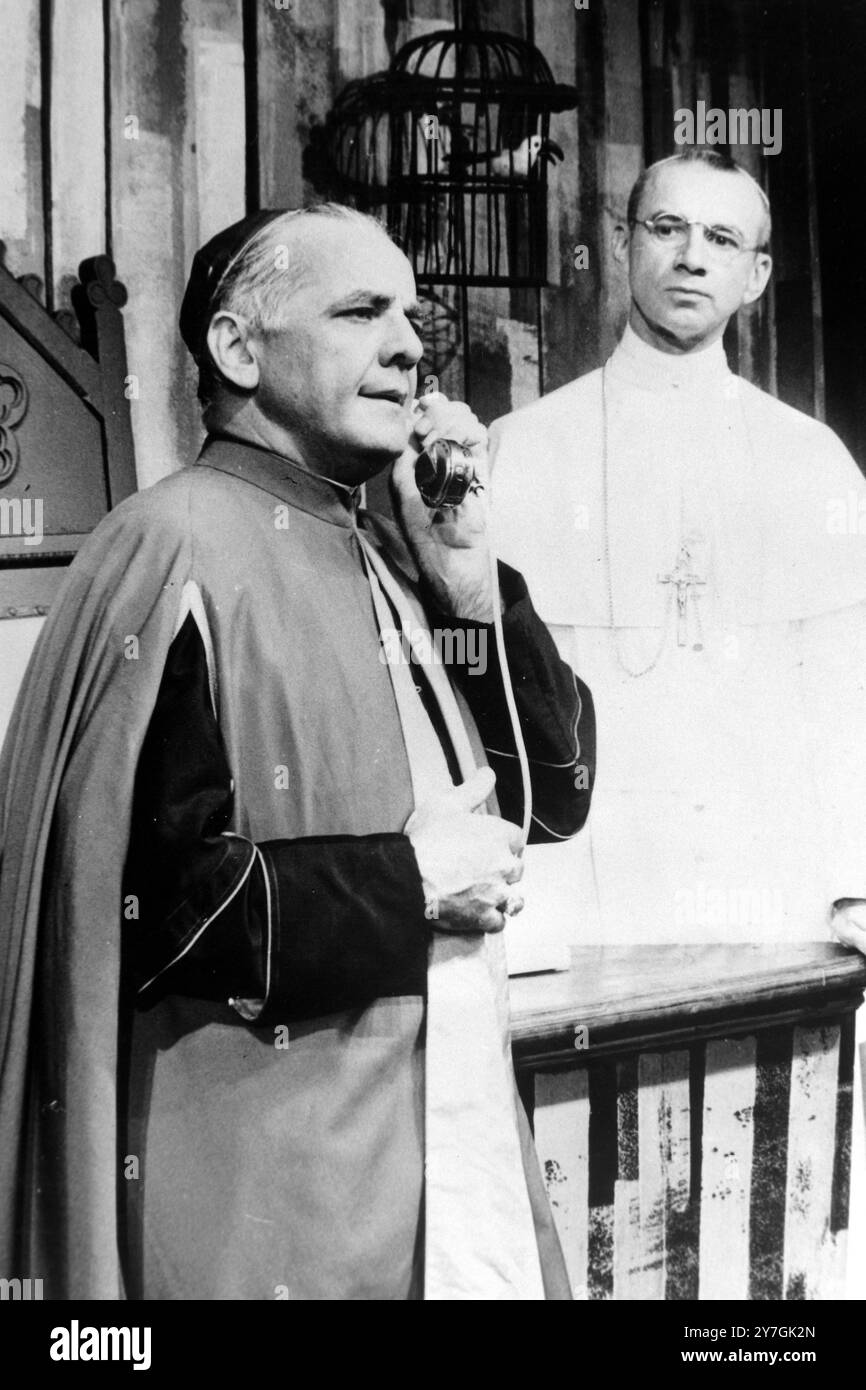 SAM HAIGLER ACTEUR EN TANT QUE CARDINAL MILLIONNAIRE ET A J EMBIE JOUE LE PAPE PIE XII AU BLACKFRIARS THEATRE DE NEW YORK ; 24 OCTOBRE 1964 Banque D'Images