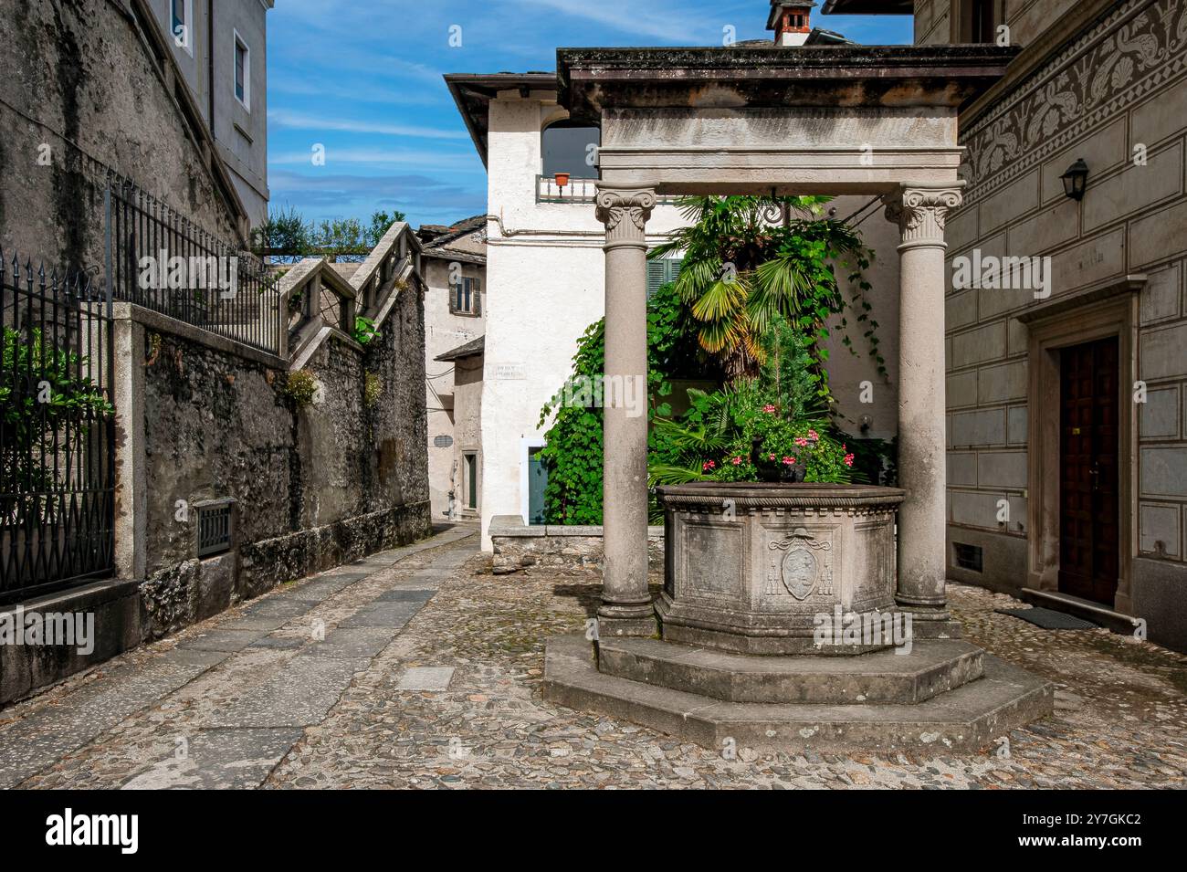 Italie Piémont Province de Novara Orta - Île de San Giulio - Piazza Cesare Augusto Tallone - puits Banque D'Images