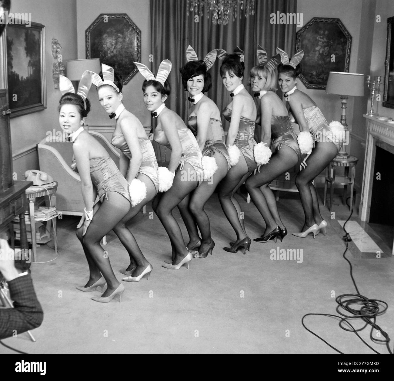 KARLOSS DORIS PLAYBOY BUNNY GIRLS À LONDRES / ; 12 OCTOBRE 1964 Banque D'Images