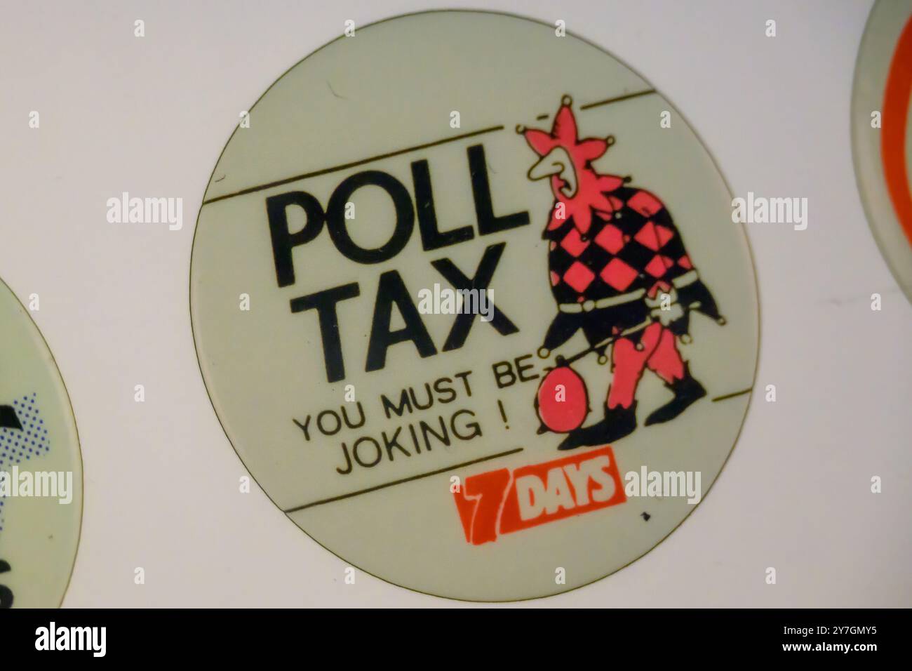 Un disque avec Poll Tax vous devez plaisanter dessus dans 7 jours et une photo d'un bouffon Banque D'Images