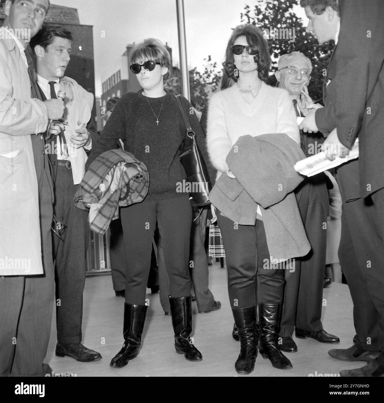 JANICE HOCKINGS FAN DES BEATLES ET MARTHA SCHENDELL À LONDRES / ; 8 OCTOBRE 1964 Banque D'Images