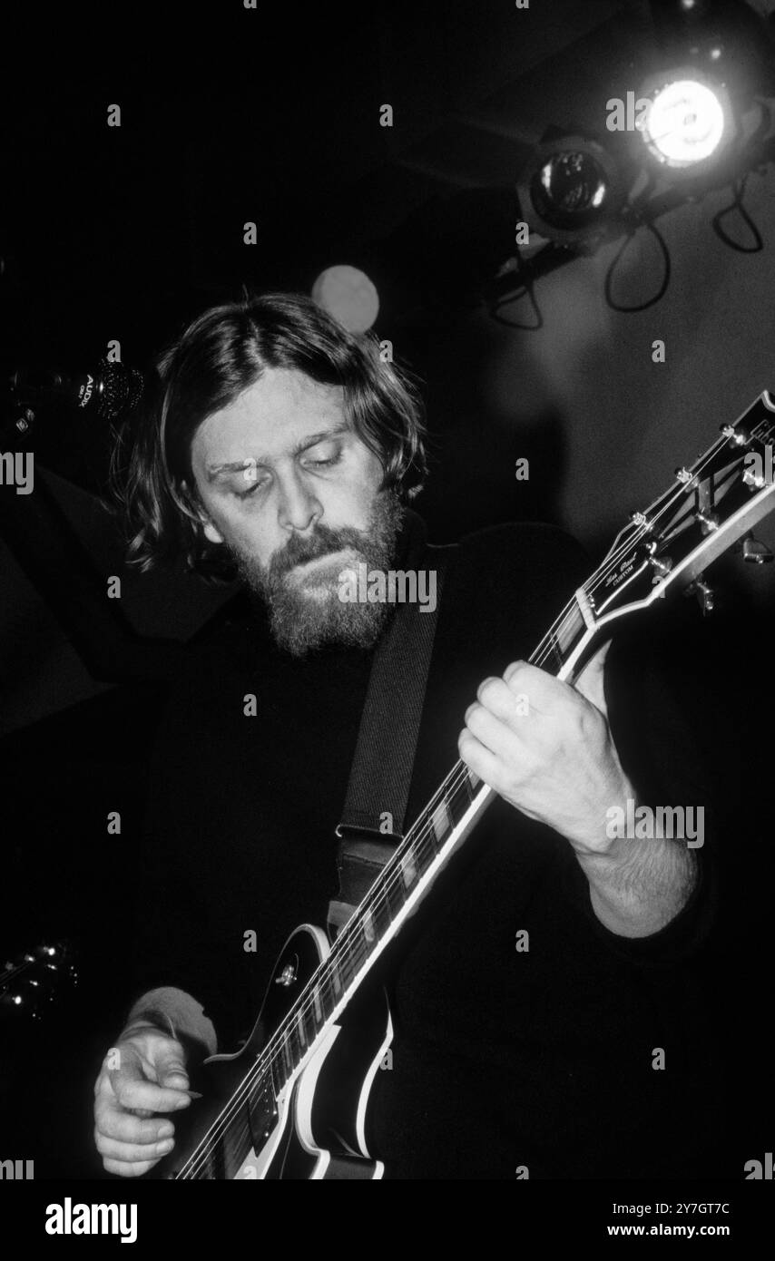 TEENAGE FANCLUB, CONCERT, 1995 : Norman Blake du Teenage Fanclub joue une guitare Gibson les Paul Custom en concert à Cardiff University Students' Union le 20 mai 1995. Photographie : Rob Watkins. INFO : Teenage Fanclub est un groupe de rock alternatif écossais formé en 1989, connu pour ses guitares jangly, sa voix harmonieuse et son Power-pop mélodique. Leur musique mêle des éléments de rock indépendant et de pop classique, avec des albums notables comme Bandwagonesque et des chansons du nord de la Grande-Bretagne. Banque D'Images