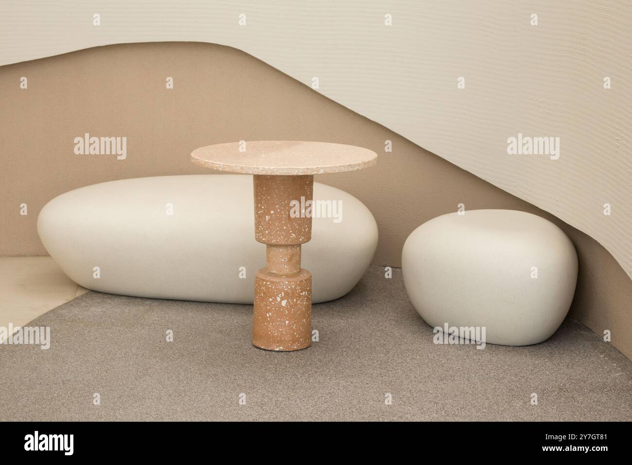 Le design intérieur minimaliste met en valeur des meubles aux textures et aux formes distinctives, placés sur un fond de tons neutres, créant un understa Banque D'Images