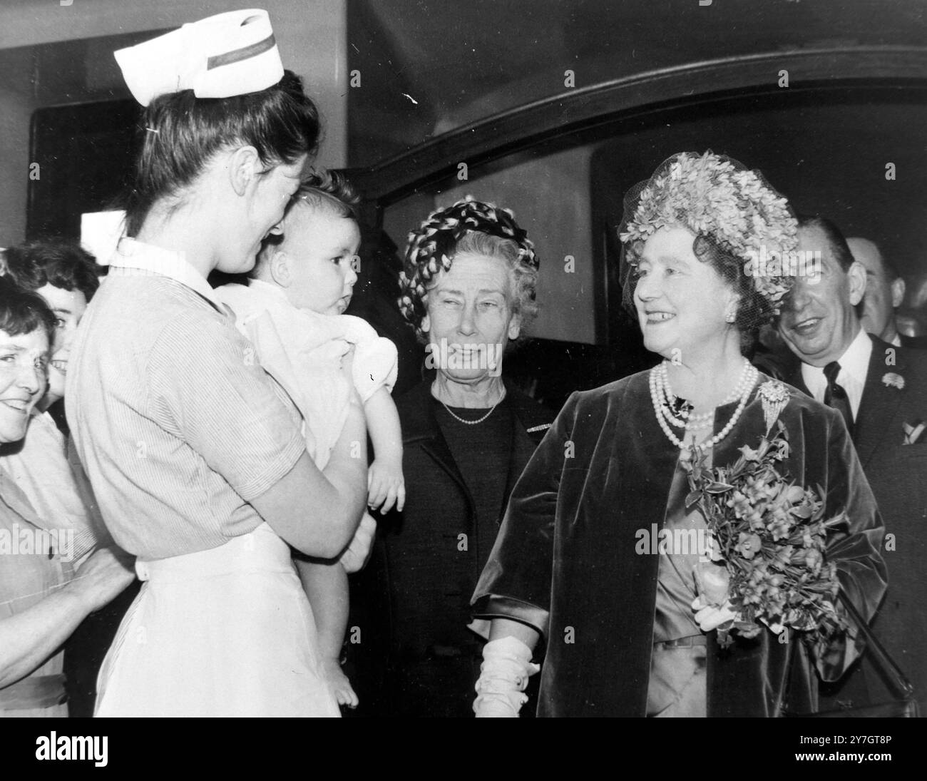 La reine Elizabeth la reine mère, a un sourire pour Robyn aux yeux larges de neuf mois tenue par l'infirmière Jennifer Buxton après que sa Majesté a ouvert le Queen Mother's Hospital à Yorkhill, Glasgow, Écosse, lors de sa tournée de Glasgow hier.24 SEPTEMBRE 1964 Banque D'Images