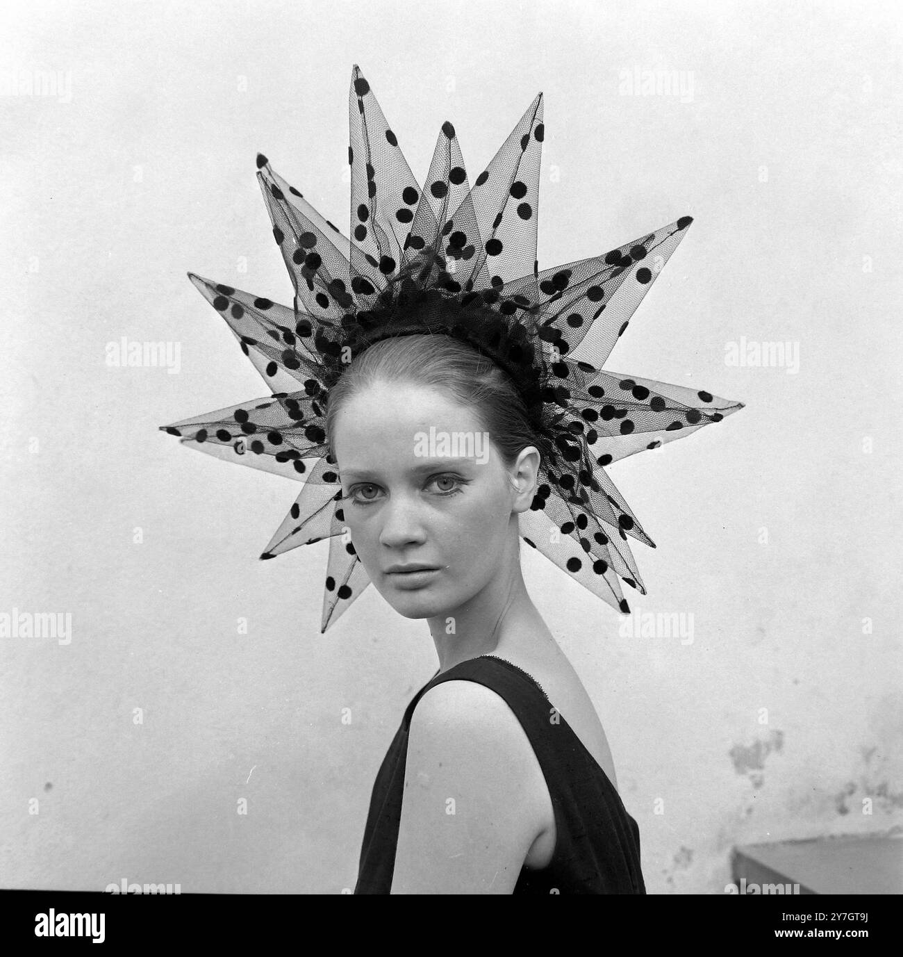 CELIA HAMMOND MODELS STAR LIKE HAT PAR SIMONE MIRMAN / ; 24 SEPTEMBRE 1964 Banque D'Images