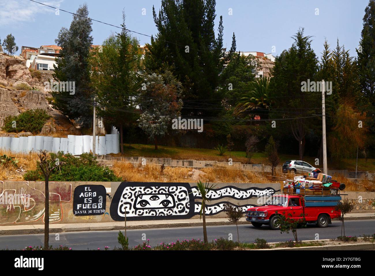 La Paz, BOLIVIE ; 26 septembre 2024 : 'L'Agro (industrie) est le feu. Plus de graffiti / Street art Ecocide sur un mur de béton à côté de l'AV Costanera dans le quartier de Calacoto dans la Zona sur de la Paz. Plusieurs centaines de feux de forêt brûlent actuellement dans les plaines tropicales de Bolivie ; en date du 23 septembre, Global Forest Watch avait enregistré 39 387 alertes d'incendie VIIRS en Bolivie en 2024, le plus élevé jamais enregistré. La plupart des incendies sont délibérés, en 2019, le gouvernement a adopté des lois autorisant le défrichement des forêts à grande échelle pour l'agriculture, une demande de la puissante agroindustrie du pays. Banque D'Images