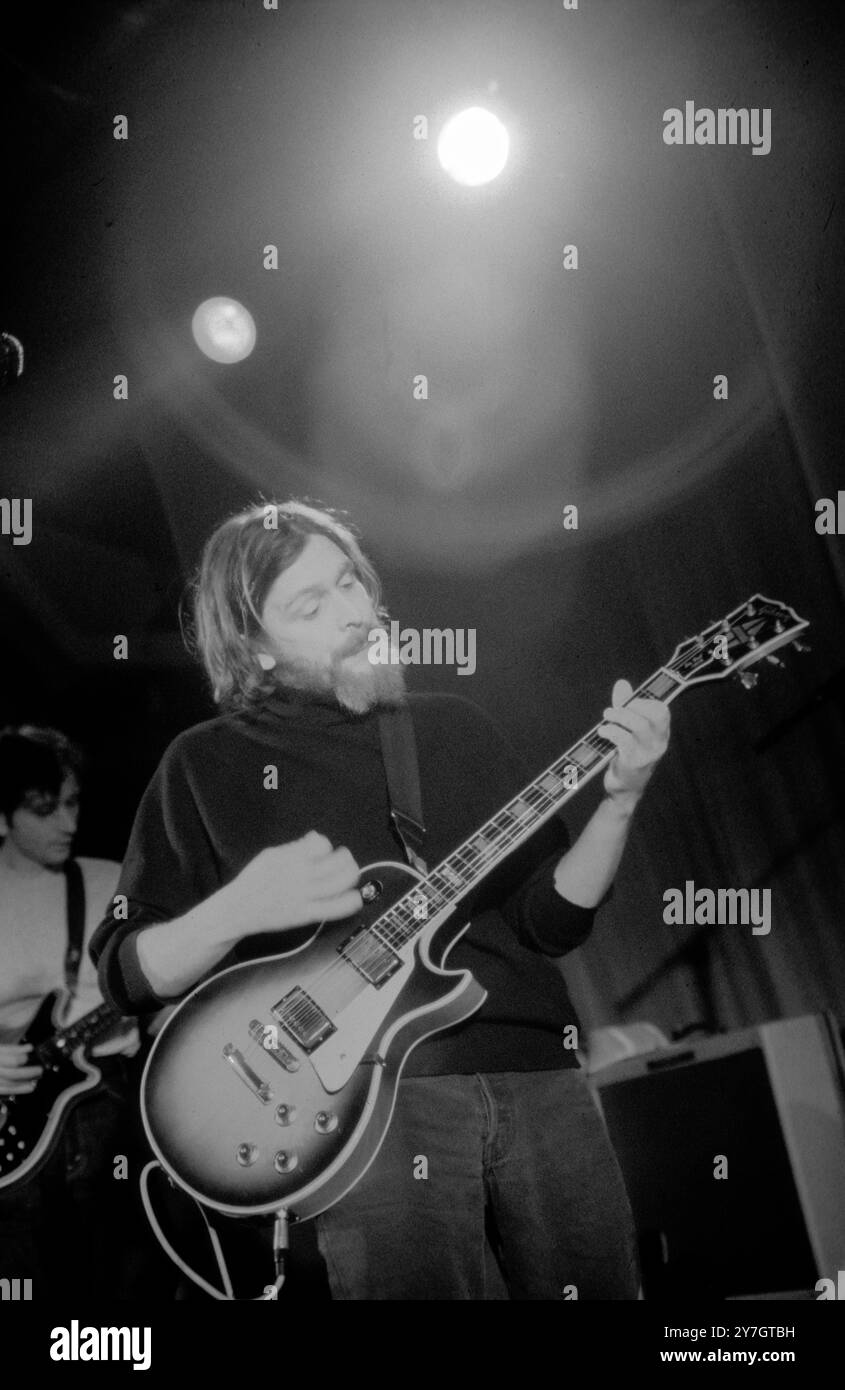 TEENAGE FANCLUB, CONCERT, 1995 : Norman Blake du Teenage Fanclub joue une guitare Gibson les Paul Custom en concert à Cardiff University Students' Union le 20 mai 1995. Photographie : Rob Watkins. INFO : Teenage Fanclub est un groupe de rock alternatif écossais formé en 1989, connu pour ses guitares jangly, sa voix harmonieuse et son Power-pop mélodique. Leur musique mêle des éléments de rock indépendant et de pop classique, avec des albums notables comme Bandwagonesque et des chansons du nord de la Grande-Bretagne. Banque D'Images