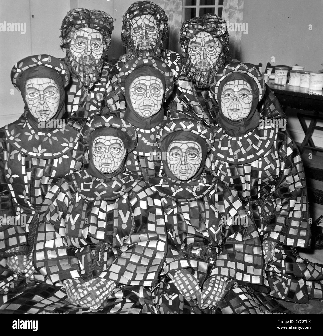 JOUE LE LIVRE DE TRAVAIL DES FIGURES DE VITRAUX PRENNENT VIE À LONDRES ; Banque D'Images