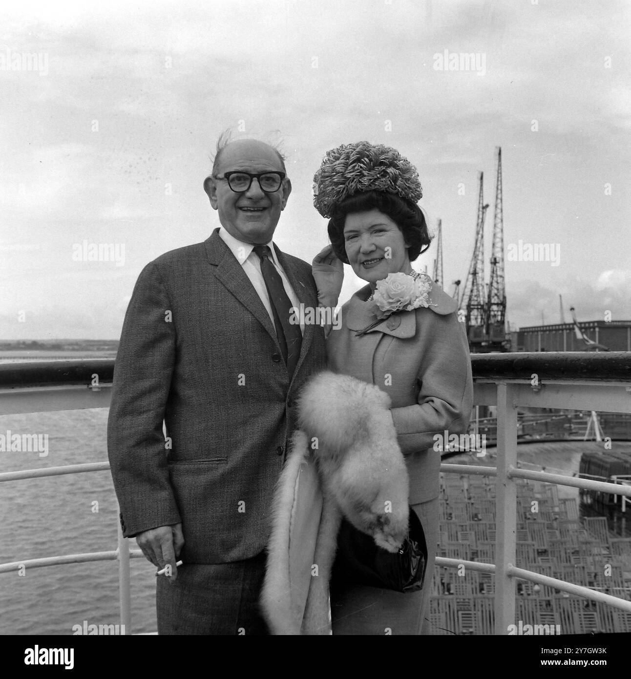 BUD FLANNAGAN MME ANNE ET SON MARI PARTENT USA DE SOUTHAMPTON / ; 17 SEPTEMBRE 1964 Banque D'Images