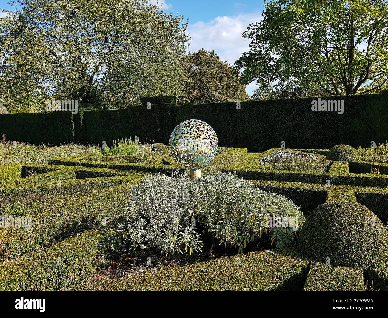 Vue d'un jardin historique avec une sculpture dans le comté de Suffolk, Royaume-Uni. Banque D'Images