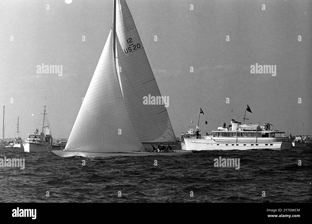 LA CONSTELLATION DE YACHTING FRANCHIT LA LIGNE D'ARRIVÉE EN BATTANT SOUVERAIN ; 17 SEPTEMBRE 1964 Banque D'Images