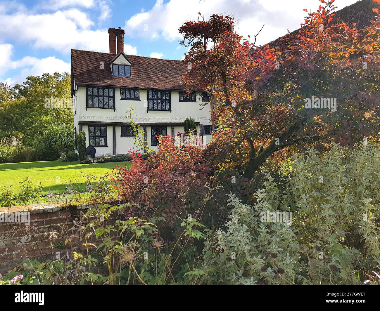 Détail d'une maison médiévale dans un cadre de jardin. Banque D'Images