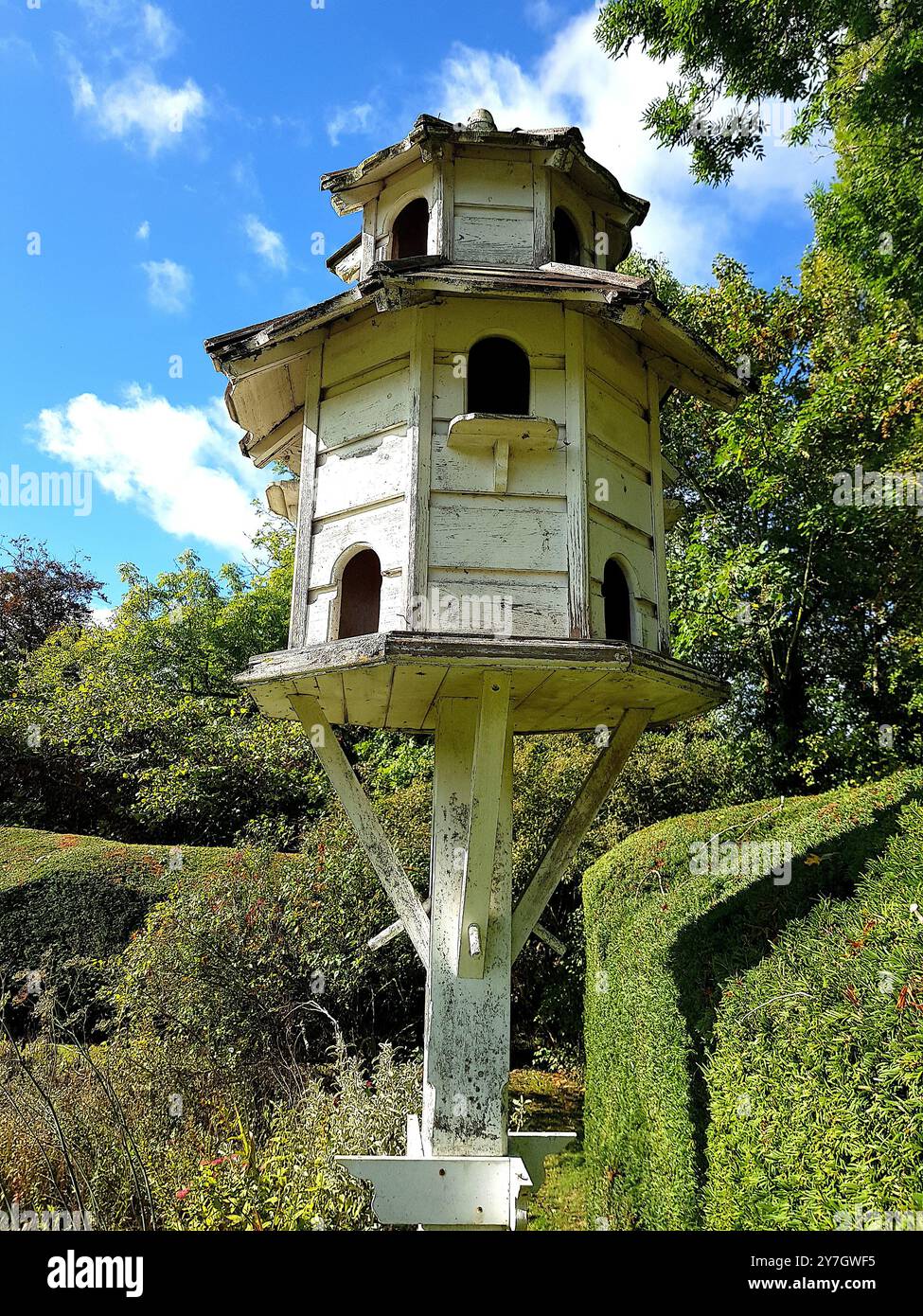 Gros plan d'un pigeonnier dans un cadre de jardin. Banque D'Images