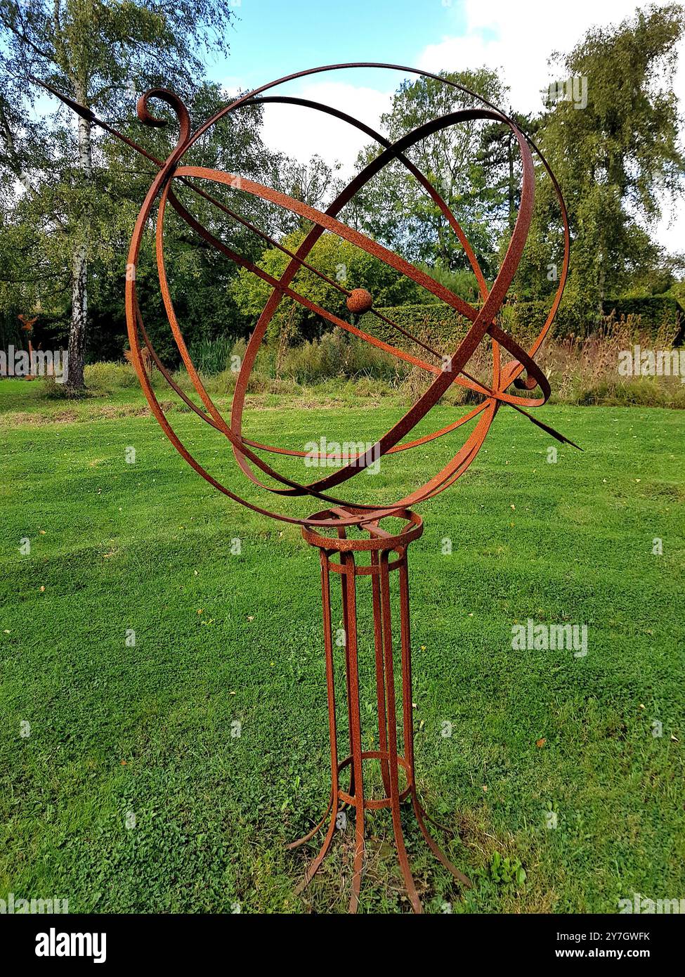 Détail d'une sculpture de globe traditionnel dans un cadre de jardin. Banque D'Images