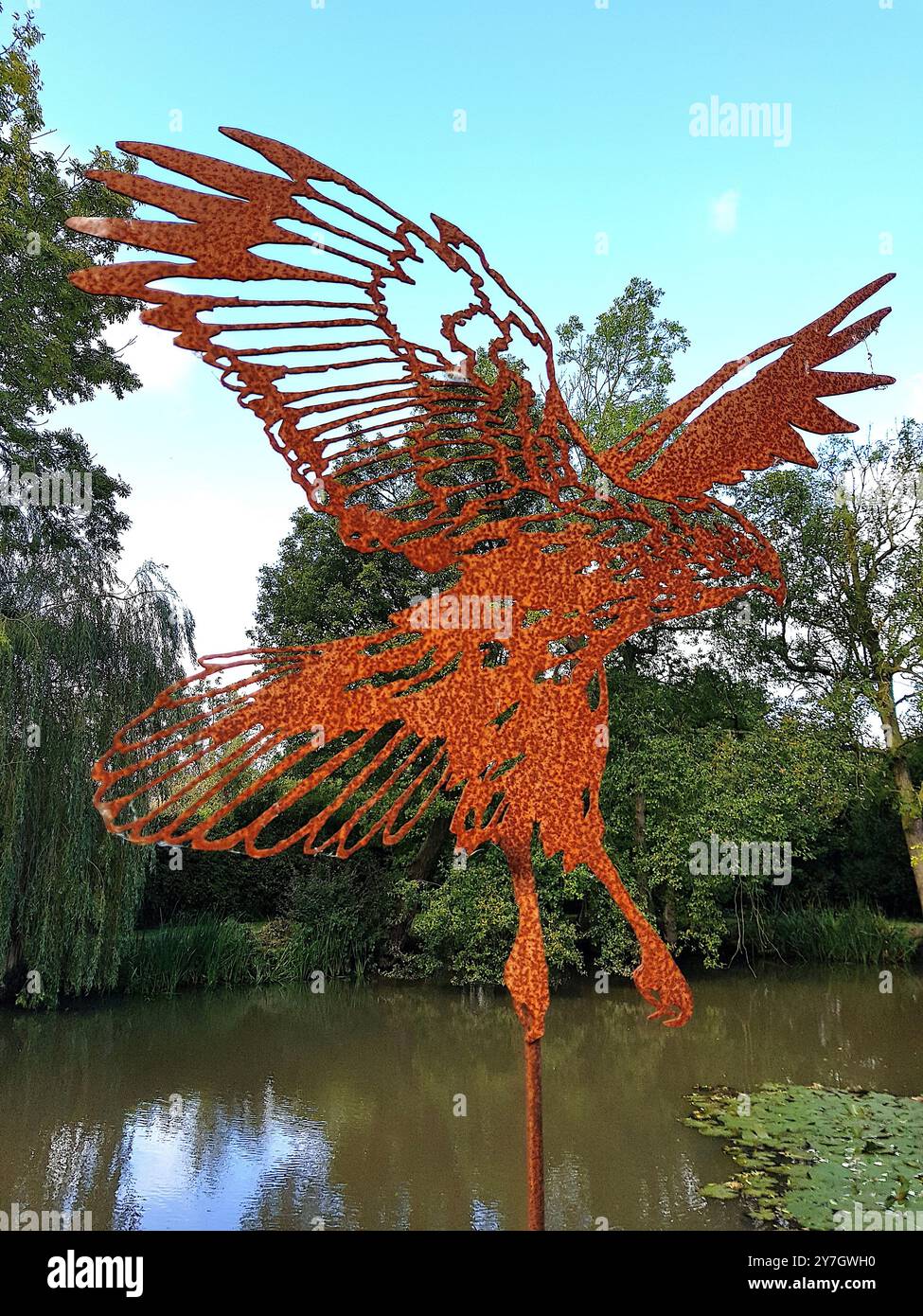 Détail d'une sculpture d'oiseau faucon dans un cadre de jardin. Banque D'Images