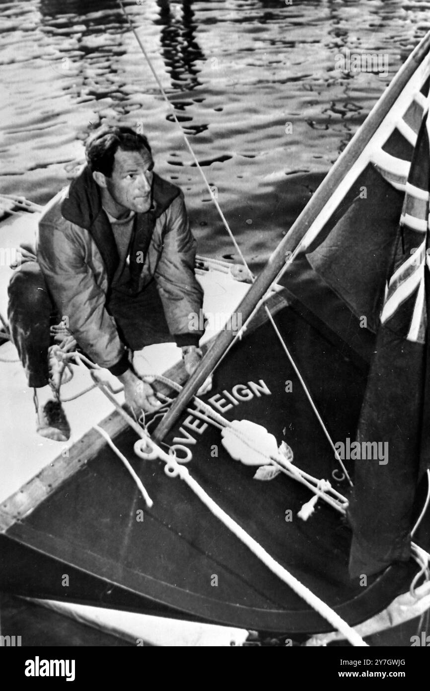 YACHTS AMERICA CUP SOVERIEGN ROBERT SHAW AJUST ENSIGN STERN ; 16 SEPTEMBRE 1964 Banque D'Images