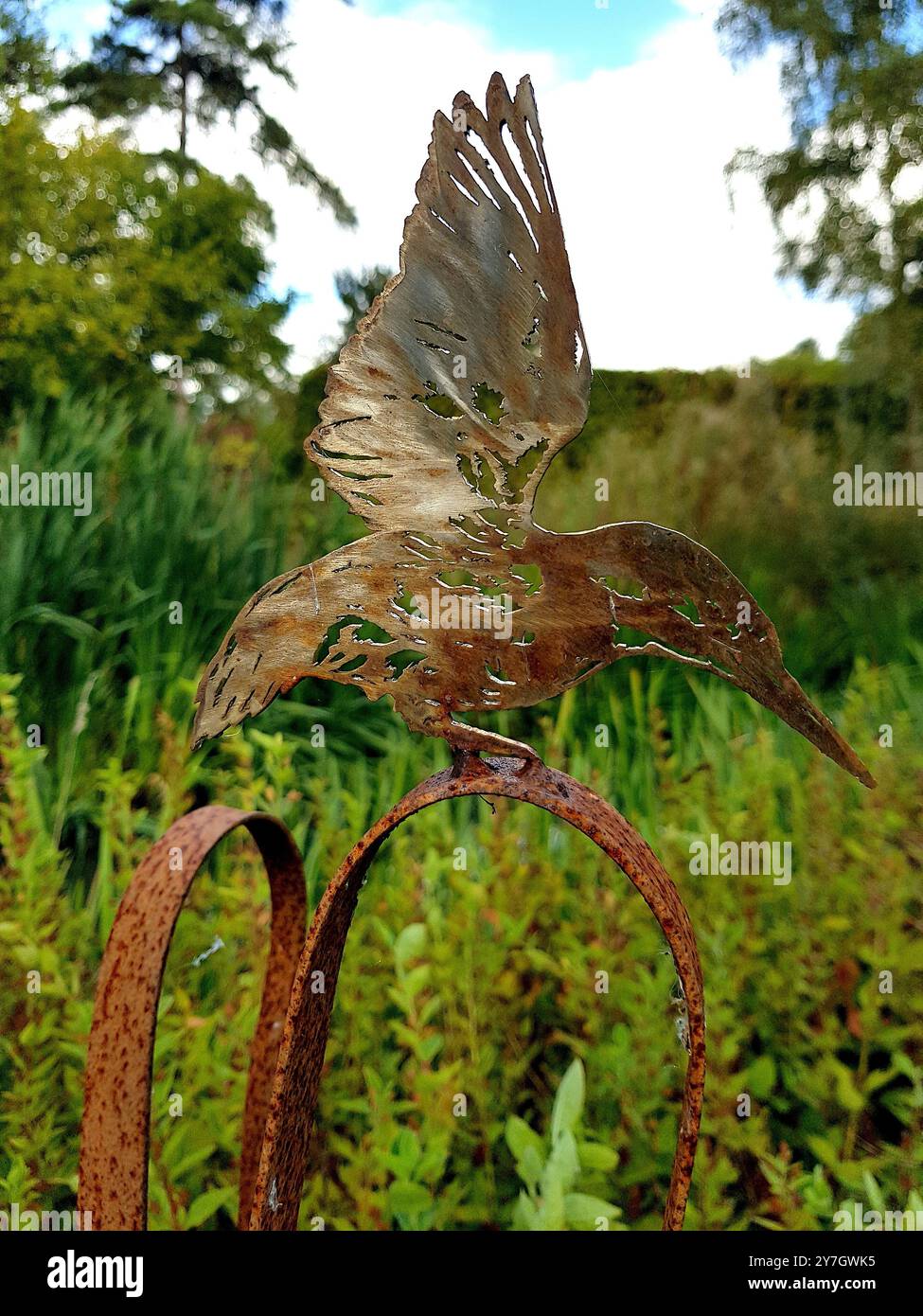 Détail d'une sculpture d'oiseau kingfisher dans un cadre de jardin. Banque D'Images